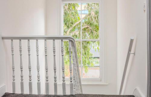 Immense Bright 5BR House near Kensington Olympia - Photo 19