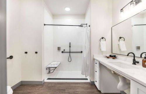 Dynamic Stay Connected Comfort Steps from Atrium - Foto 6