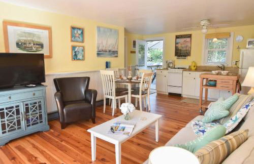 Cottage w Private Association Pool - Photo 8