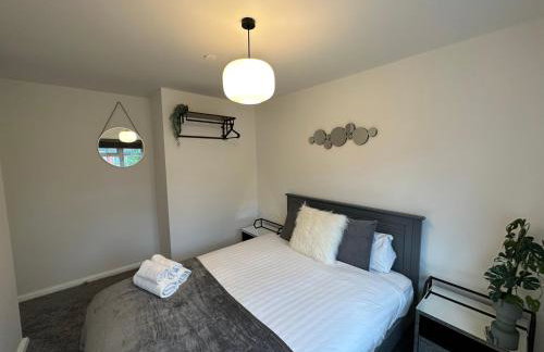 Comfortable 3 Bed House with Garden & Parking - Foto 25
