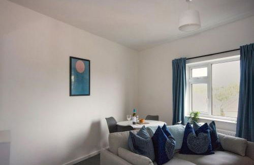 #33 Beautiful 2 bed apt Tamworth Private Parking - Photo 6