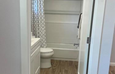 Modern 1-bedroom Studio with Kitchen and Laundry - Foto 9