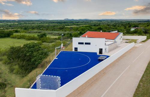 Luxury Spa Villa w Heated Pool, Jacuzzi & Sauna - Photo 59