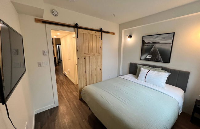 Dt 1bed 1bath Cozy Suite 8 Min Walk To Arena - Photo 1