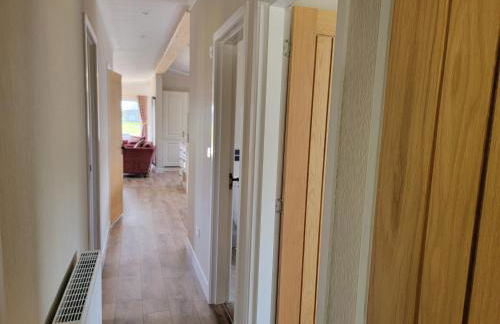 Luxury 2-Bed Lodge in Routh Sleeps 4 with Hot Tub - Foto 11