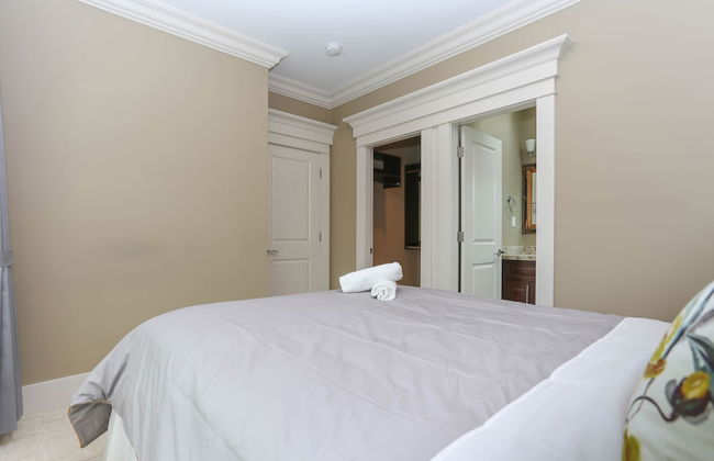 Grand 4 Bedroom Vacation House near Vancouver Downtown - Photo 11