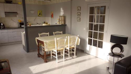 Bel appartement avec grande terrasse sud - Photo 3, stove, minibar