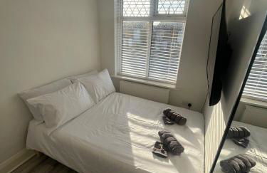 Stylish Home Away From Home! 6 Minutes from Beach! - Foto 17