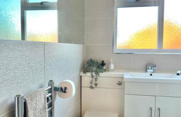 Furzton - Modern Home and Garden, Free Private Parking, TV, Sleeps 6 Guests - Photo 10