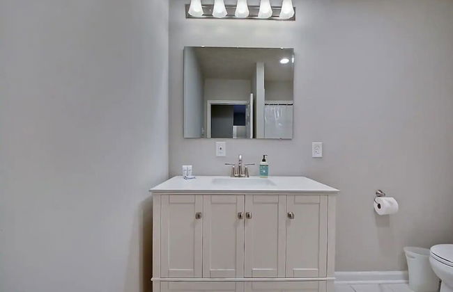 Spacious 6BR/3BA House w/ Parking! Sleeps 20! - Foto 65