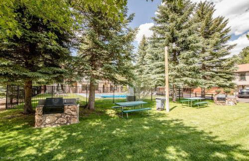 2BR Gated Escape With A Pool And Walk to Dining and Trails - Foto 34