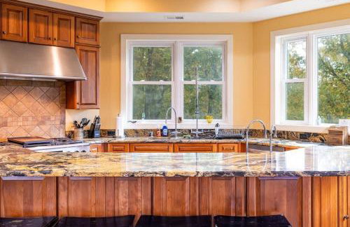 Riverbend Lodge Spacious Riverfront Home with Hot Tub Pool & Mountain view - Foto 12