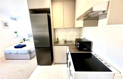 Spectacular Modern, Private Apartment,15 Mins To Central London - Photo 15