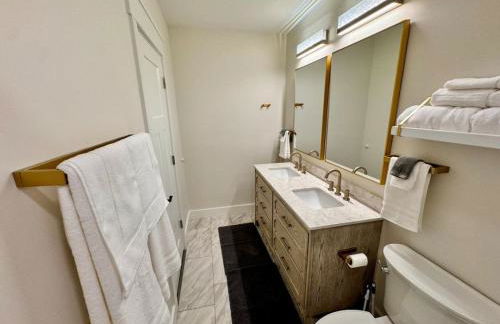 Newest Cottage Downtown. Pet Yes - Photo 51