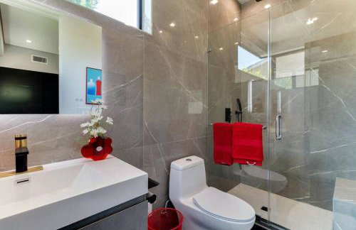 Posh Luxury Modern Home with Pool Spa and Rooftop Deck - Foto 24