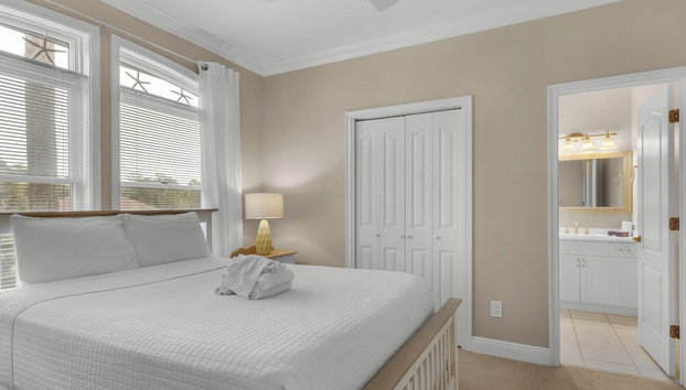 Spacious Retreat w/ Heated Pool, Sunset Deck & Golf Cart. Quick Walk to Beach - Foto 3, Habitación