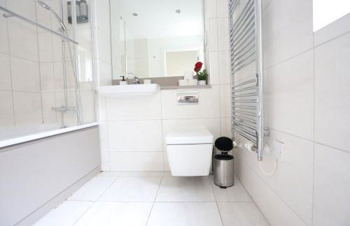 Spacious 3-Story Retreat with Rooftop Terrace and Modern Amenities - Foto 61