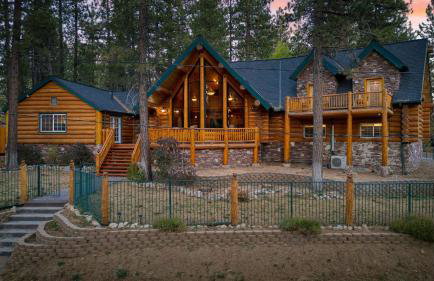 Pinetree Place by Avantstay Group Cabin w/ Hot Tub Minutes to the Lake - Photo 2