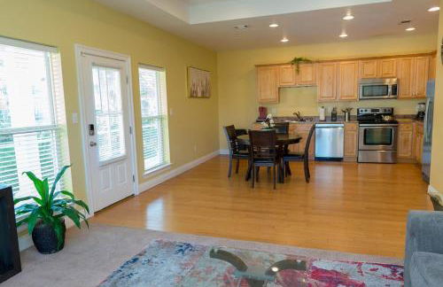 Stunning 3BR Apt, Parking, Full Kitchen, WiFi -H- - Foto 20