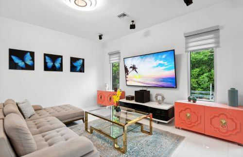 Luxury Modern Waterfront House in BEST Location! King Bed Suite & Close to Beach - Photo 8