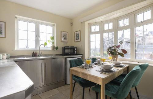 Riverside Cottage & Shepherd’s Hut with Hot Tub - Foto 11