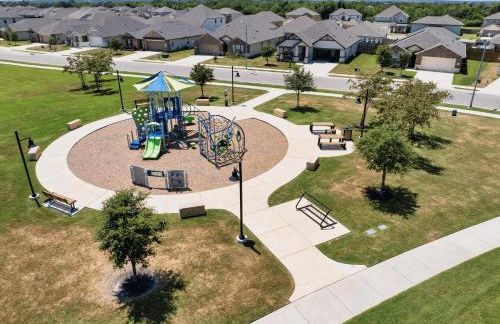 Charming 4BR Home w Spacious Backyard in Hutto - Foto 71