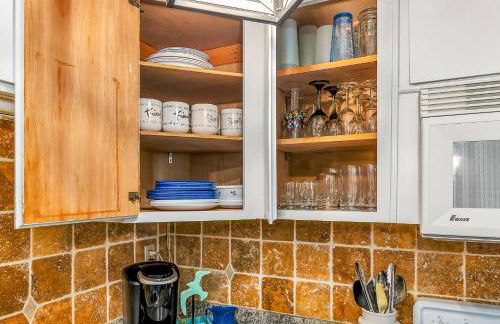 Steps to East Beach & Pet Friendly w/ 2 King Beds - Foto 18