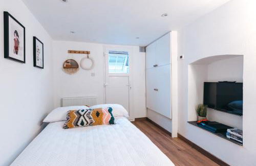 Quaint Georgian house with Parking & Huge Garden 10 mins walk from town - Photo 17