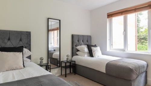 Bright 2BR Apartment - 2 Free Parking Spaces - Near LGW Airport - Foto 3, furniture, towels, wardrobe, heating