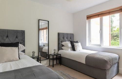 Spacious 2BR Flat - 2 Free Parking Spaces - Near LGW Airport - Foto 10