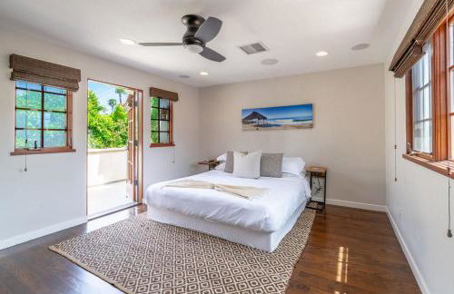 Mediterranean Beauty with Rooftop Deck and Views - Foto 33