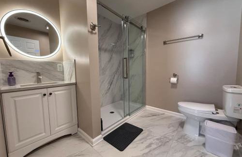 Riverview Walk to Falls Newly Renovated 4 BDRMS - Foto 9