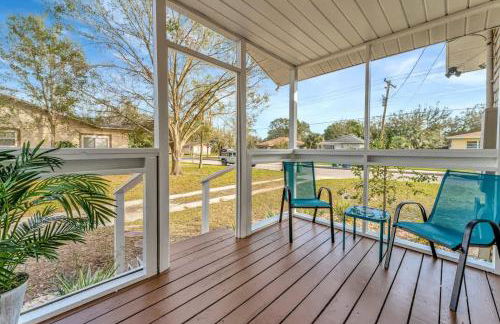 Family & Pet Friendly Getaway with Porch Fire Pit & Yard - Foto 7