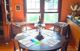 1920s Phoenicia Bungalow with Vintage Furnishings, Sauna, Fireplace, & Fenced Backyard - Foto 7