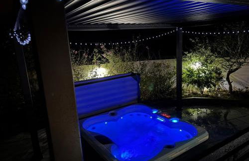 Little Woodlands Chalet with Private Garden & Hot Tub - Foto 42