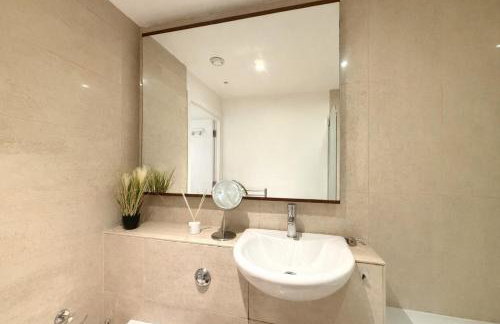 Central Brick Lane 2 Bedroom Flat - Private Patio - Foto 6