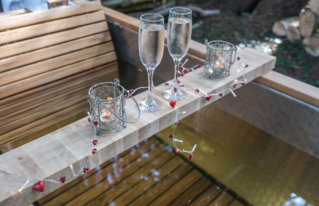 1-bed Cabin, 2 Adults, Wood Burning Hot Tub & Fire - Photo 15