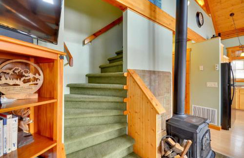 Off The Beaten Path Cabin with Mtn Views and Hot Tub - Foto 14