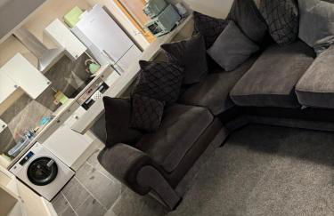 Central 2BR Apartment - Sleeps 4 - Parking & Pets - Coast Serviced Apartments - Enquire for Trade & Long stays - Photo 3