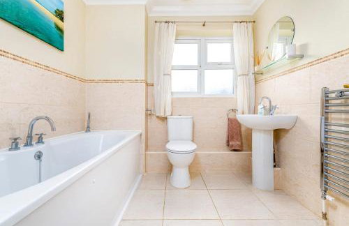 Detached luxury 5 bed house, lanscaped garden, fire pit, parking, can sleep families or workers - Foto 23