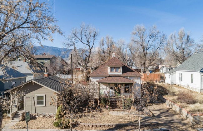 Pet Friendly 1900 Classic 3 Bedroom Value - Photo 29