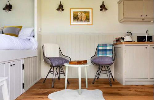 The Red Lion - Shepherd Huts - Photo 10