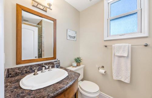 Beach Retreat- Walk to Beach, BBQ, Oceanview Rooftop & Firepit - Foto 14