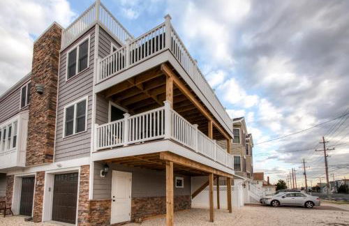 Recently Renovated LBI Apt with Deck on Beach Block! - Foto 1
