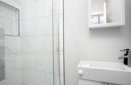 Beautiful 4 Bedroom House Near Downtown Columbus with Garage Parking and Backyard - Foto 12