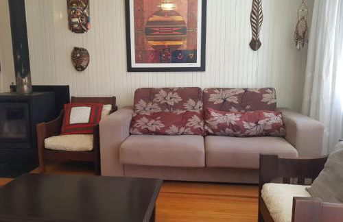 CASA FULL, CENTRO, 130m quadrados, 9 Pessoas, Wi-Fi, 3 Qtos, Churrasqueira e Apetrechos, Cozinha-Sala Integrados, 2 Banheiros, Varanda e Jardim, Garagem Coberta, Estac Interno 3 Carros, Lareira de Alta Performance e Fogão de Ferro, Área nos Fundos - Foto 6