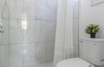 Modern 2BR Condo with King Bed & Balcony near LA - Foto 31