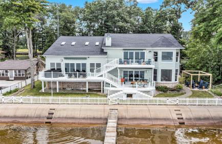 6BR Houghton Lake House with Indoor Pool, Hot Tub and Golf Simulator - Photo 9