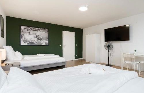 Einfach aber sehr komfortabel - Wohnung für 12 Personen - 2xWC - Gruppen, Messe, Monteure, Studenten - Voll ausgestattet - 6 Betten 140x200cm hochwertig, 3 Smart-TV 55 Zoll Netflix, 1000 Mbit WLAN, voll ausgestattete Küche - Foto 10