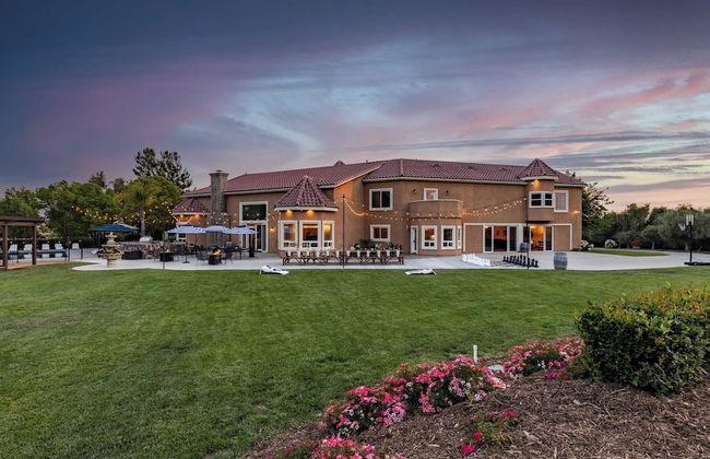 Wilson Creek Manor By Avantstay Sleeps 10! Amazing Estate w/ Pool & Game Room - Photo 2